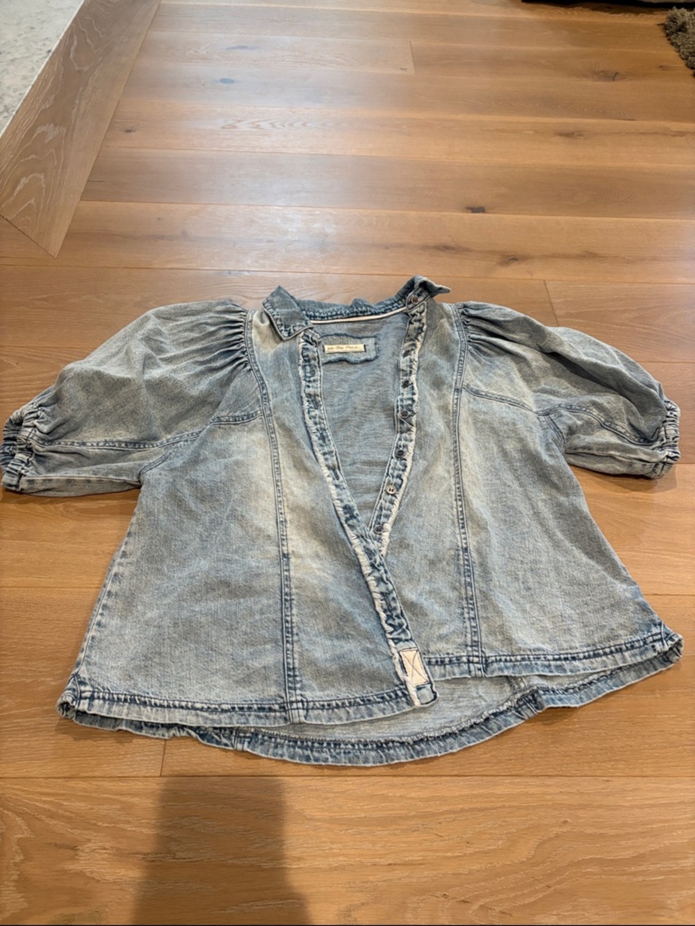We The Free Woman’s Size Extra Small Light Blue Denim Puff-Sleeve Blouse.
